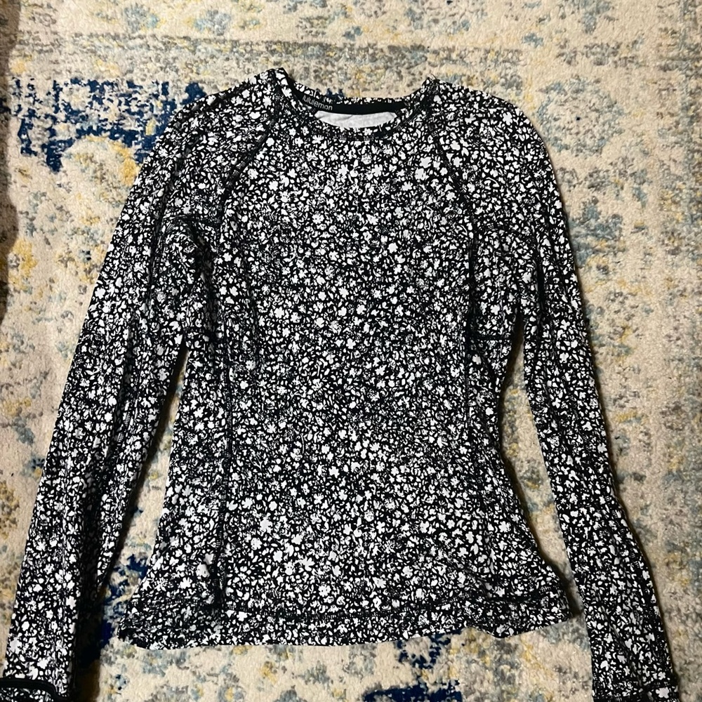 Lululemon- it’s rulu run long sleeve, like new